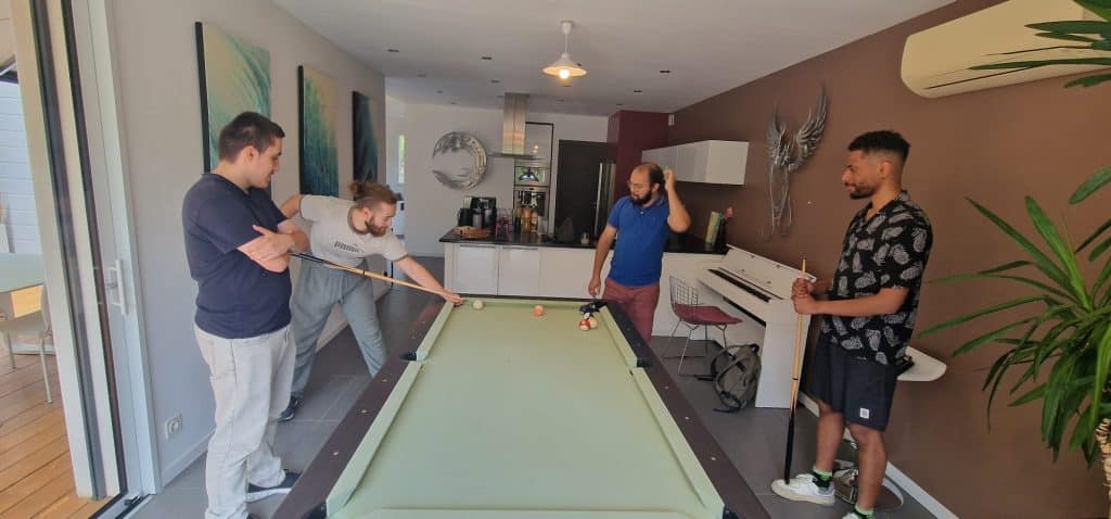 l'équipe eoxia joue au billard pour le Team Building de la fermeture estivale 2025