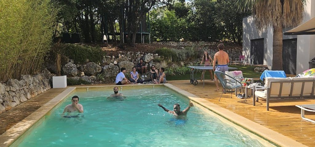 l'équipe eoxia dans la piscine pour le Team Building de la fermeture estivale 2025
