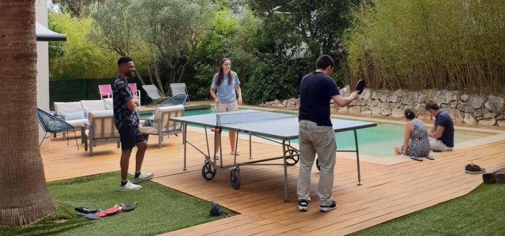 l'équipe eoxia joue au ping pong pour le Team Building de la fermeture estivale 2025