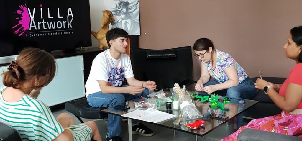 l'équipe eoxia monte des LEGO pour le Team Building de la fermeture estivale 2025